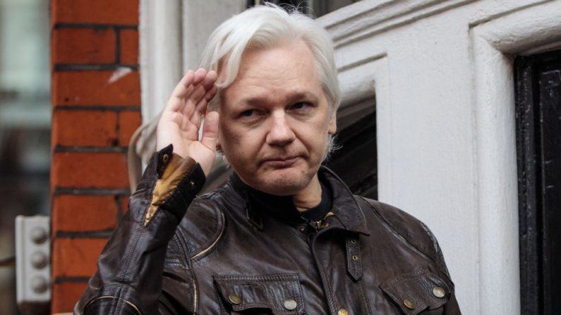 Julian Assange gesticula mientras habla a los medios de comunicación desde el balcón de la Embajada del Ecuador, el 19 de mayo de 2017, en Londres, Inglaterra. (Jack Taylor/Getty Images)