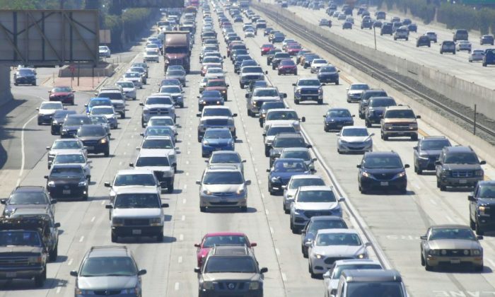 Los coches circulan por una autopista congestionada en Los Ángeles, California, el 28 de agosto de 2018. (Frederic J. Brown/AFP/Getty Images)
