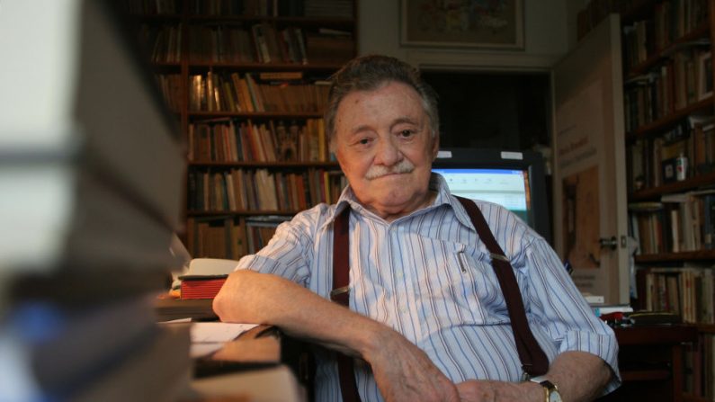 El escritor uruguayo Mario Benedetti posa en su casa de Montevideo (Uruguay) el 7 de enero de 2007. (PABLO BIELLI/AFP a través de Getty Images)