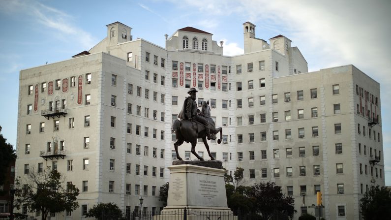 Una estatua del general confederado J.E.B. Stuart, inaugurado en 1907, en el centro de Stuart Circle a lo largo de Monument Avenue el 23 de agosto de 2017 en Richmond, Virginia. (Chip Somodevilla/Getty Images)