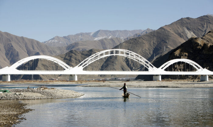 Un hombre de la provincia de Sichuan pesca en el río Yarlung Tsangpo, en el condado de Doilungdeqen, en el Tíbet, el 18 de diciembre de 2008. (China Photos/Getty Images)
