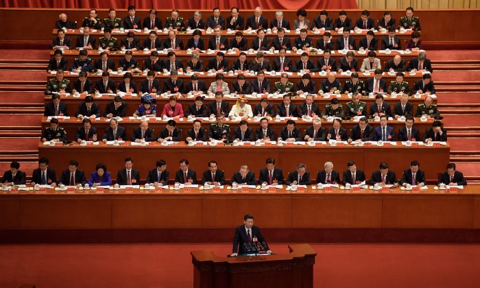 El líder chino, Xi Jinping, pronuncia un discurso durante la sesión inaugural del XIX Congreso Nacional del Partido Comunista Chino, que se celebró en el Gran Palacio del Pueblo en Beijing el 18 de octubre de 2017 (Etienne Oliveau/Getty Images)