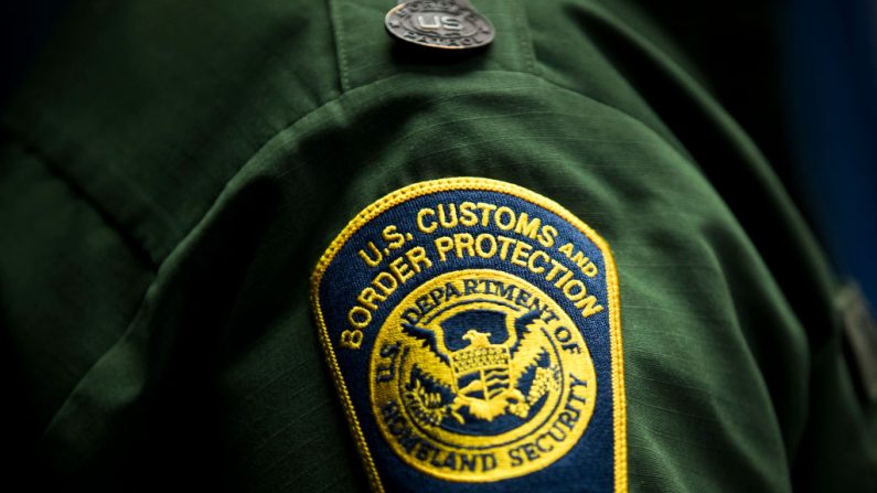 Un emblema de la Aduana y Protección de la Frontera de los EE.UU. el 5 de diciembre de 2017 en Washington, DC. (Foto de Drew Angerer/Getty Images)