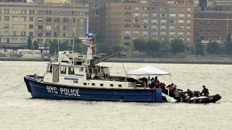 Foto de archivo de un barco de la policía de Nueva York mientras buscan víctimas en el río Hudson, 9 de agosto de 2009 cerca de Hoboken, Nueva Jersey. (Foto de Stephen Chernin/Getty Images)