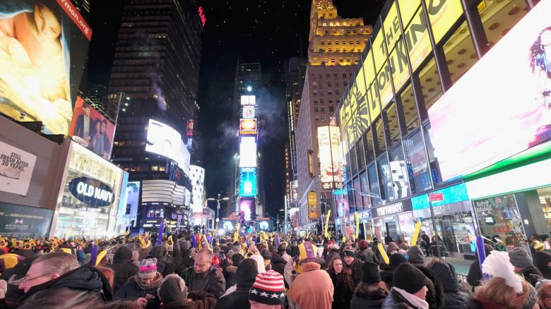Una vista general durante la víspera de Año Nuevo de 2018 en Times Square, el 31 de diciembre de 2017 en la ciudad de Nueva York. (Foto de Dimitrios Kambouris/Getty Images)