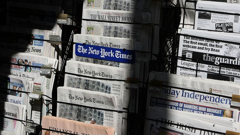 Los periódicos se exhiben en un quiosco el 26 de octubre de 2009 en San Francisco, California. (Justin Sullivan/Getty Images)
