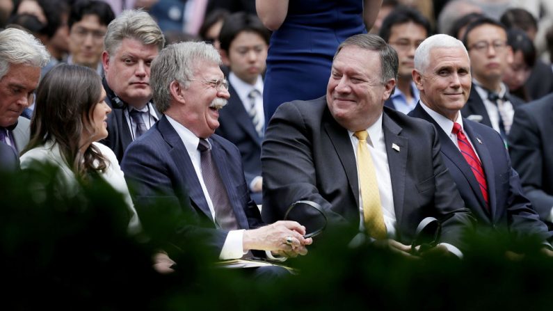 El secretario de Estado de los Estados Unidos, Mike Pompeo, junto con el exasesor de seguridad nacional John Bolton y el vicepresidente Mike Pence en la Rosaleda de la Casa Blanca en Washington, el 7 de junio de 2018. (Chip Somodevilla/Getty Images)