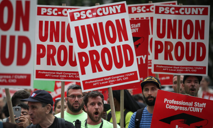 Activistas y simpatizantes sindicales se manifiestan contra el fallo de la Corte Suprema en el caso Janus v. AFSCME, en Foley Square en el Bajo Manhattan, en la ciudad de Nueva York el 27 de junio de 2018 (Drew Angerer/Getty Images)