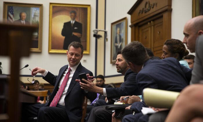 El entonces agente del FBI Peter Strzok hace una consulta con su asesor legal antes de la audiencia de un comité conjunto en el Capitolio de Washington, el 12 de julio de 2018. Alex Edelman/Getty Images