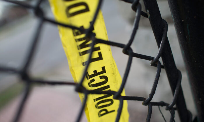 Cinta de una escena del crimen permanece colgada en una cerca. Foto de archivo. (Scott Olson/Getty Images)