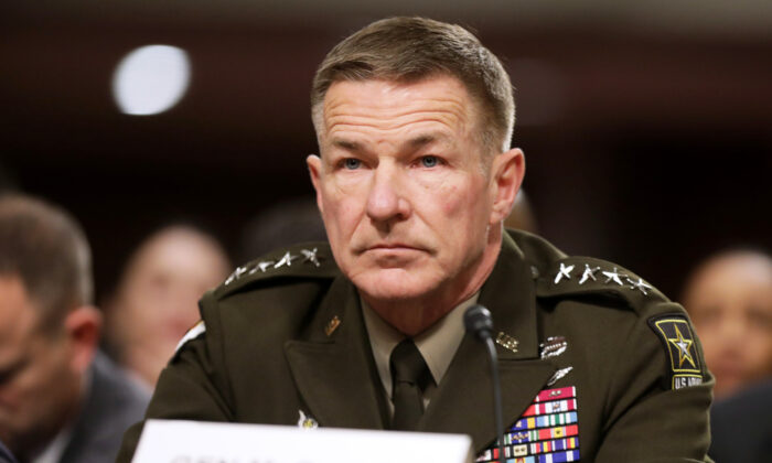 El jefe del Estado Mayor del Ejército, el general James McConville, testifica ante el Comité de Servicios Armados del Senado en el edificio de oficinas del Senado Dirksen en Capitol Hill en Washington el 3 de diciembre de 2019 (Chip Somodevilla/ Getty Images)