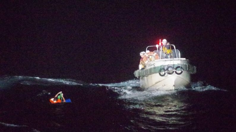 La décima Guardia Costera Regional de Japón dijo que rescató a un hombre que se cree que es miembro de la tripulación de un barco de carga desaparecido. (Cortesía de la décima sede de la Guardia Costera Regional a través de CNN)
