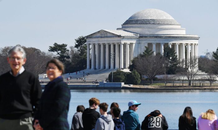 Los turistas son vistos en el Tidal Basin frente al Monumento Thomas Jefferson en Washington, el 19 de marzo de 2019. (Mandel Ngan/AFP vía Getty Images)