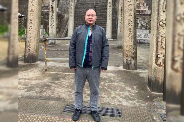 Jiang Pengyong, empresario chino denunciante de una red ilegal de ventas de insumos  médicos para la pandemia,  visita un sitio turístico en Corea del Sur en 2020. (Imagen proporcionada a The Epoch Times)