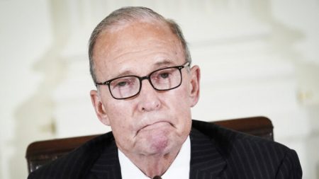 Kudlow da un emotivo discurso sobre cómo superó su adicción en un evento de la Casa Blanca