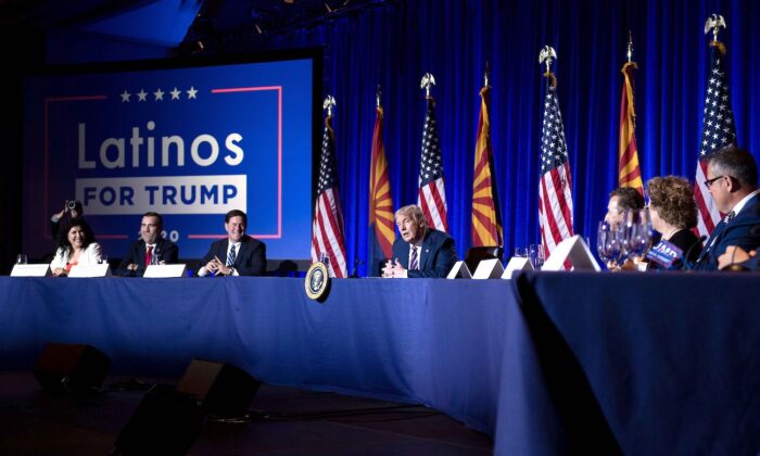 El presidente Donald Trump habla durante una mesa redonda con partidarios latinos en el Arizona Grand Resort and Spa en Phoenix, Arizona, el 14 de septiembre de 2020. (Brendan Smialowski/AFP vía Getty Images)