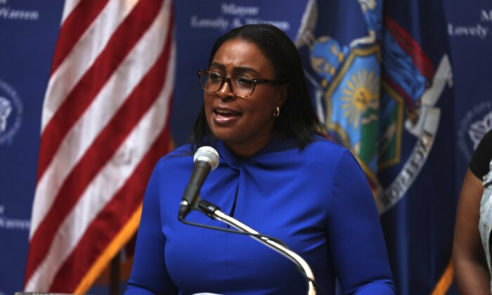 Lovely A. Warren, alcaldesa de Rochester, habla durante una conferencia de prensa sobre la muerte de Daniel Prude en Rochester, Nueva York, el 3 de septiembre de 2020. (Michael M. Santiago/Getty Images)