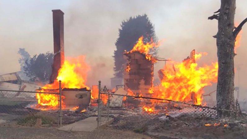 El fuego atraviesa un edificio en Malden, Wash, el 8 de septiembre de 2020. (Cortesía de la Oficina del Sheriff del Condado de Whitman / Facebook)
