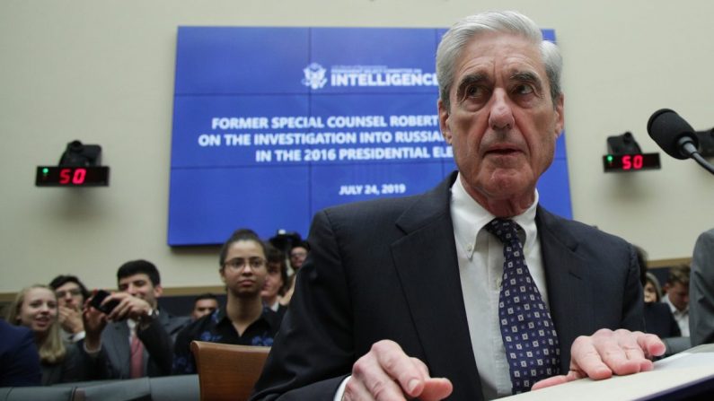 El exconsejero especial, Robert Mueller, espera para declarar ante el Comité de Inteligencia de la Cámara de Representantes el 24 de julio de 2019 en Washington. (Alex Wong/Getty Images)