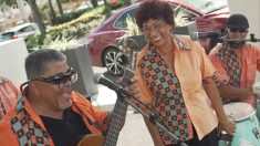 Una banda mantiene viva la música para las personas mayores en Miami durante la pandemia