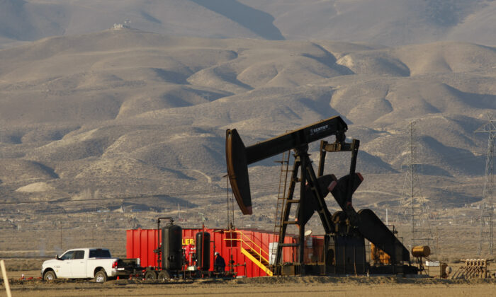 Se muestra un gato de bomba de gas natural en Lost Hills, California, el 24 de marzo de 2014. (David McNew/Getty Images)