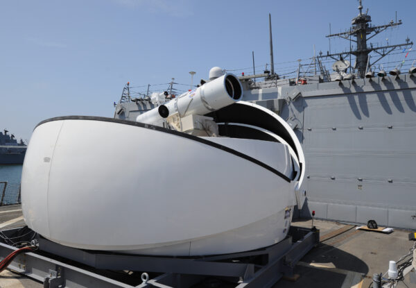 El USS Ponce lleva a cabo una demostración operacional del Sistema de Armas Láser patrocinado por la Oficina de Investigación Naval (ONR) mientras está desplegado en el Golfo Arábigo, el 17 de noviembre de 2014. (Marina de los Estados Unidos/John F. Williams/Distribuido)