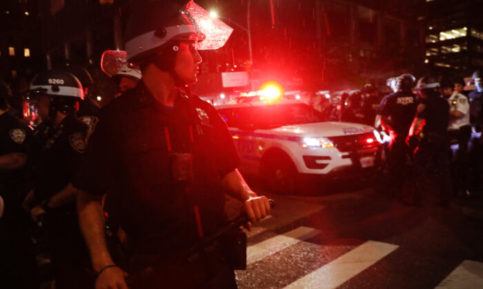 La policía se prepara para realizar decenas de arrestos debido a los disturbios en Manhattan, Nueva York, Nueva York, el 3 de junio de 2020 (Spencer Platt/Getty Images)