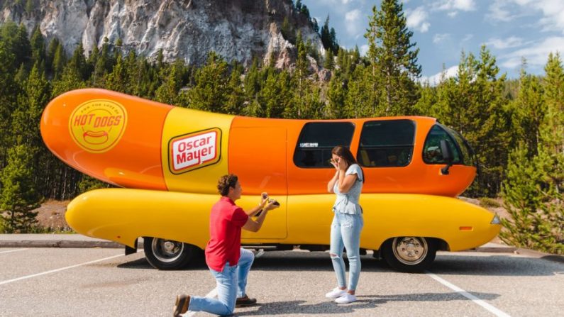 Zach Chatham propone matrimonio a su novia delante del Wienermóvil. (Cortesía de Oscar Mayer)