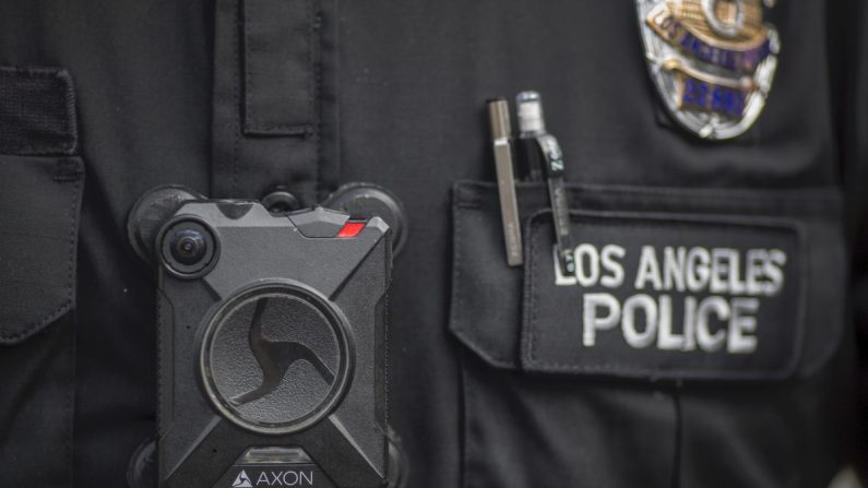 Un oficial de policía usa una cámara corporal en Los Ángeles, California, el 18 de febrero de 2017. (David McNew/Getty Images)
