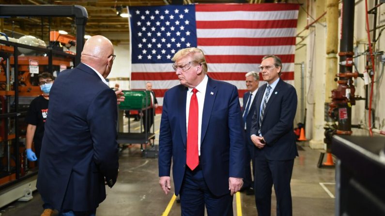 El presidente Donald Trump visita una planta de Honeywell International en Phoenix, Arizona, el 5 de mayo de 2020. (Brendan Smialowski/AFP vía Getty Images)