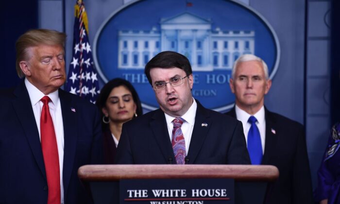 El secretario de Asuntos de los Veteranos Robert Wilkie habla durante la conferencia diaria sobre la COVID-19 en la Casa Blanca el 18 de marzo de 2020. (Brendan Smialowski/AFP vía Getty Images)