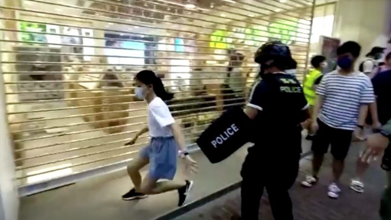 La policía persigue a una chica en Hong Kong el 6 de septiembre de 2020. (Mak Wai Kit/HKUST Radio News Reporting Team, Stand News/Captura de pantalla a través de Reuters)