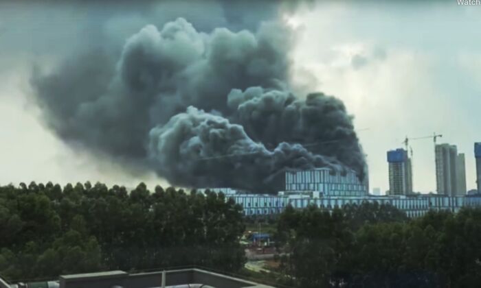 El edificio del laboratorio Huawei G2 en el campus de Tuanbowa se incendió en Songshanhu, Dongguan, China, en la tarde del 25 de septiembre de 2020. (captura de pantalla vídeo de YouTube).