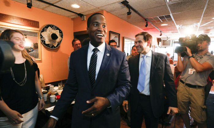 El candidato al Senado por el Partido Republicano de Michigan, John James (izquierda), hace campaña con la ayuda del Senador Marco Rubio (R-Fla.) (derecha) en el Restaurante Senor Lopez en Detroit, Mich., el 13 de agosto de 2018. (Bill Pugliano/Getty Images)
