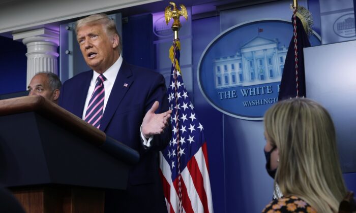El presidente Donald Trump habla durante una conferencia de prensa en la sala de conferencias James Brady de la Casa Blanca, en Washington, el 18 de septiembre de 2020. (Alex Wong/Getty Images).