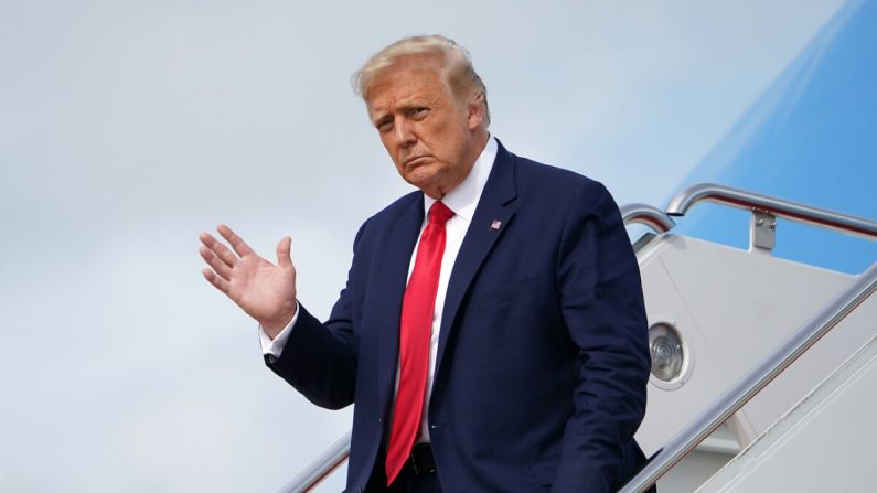 El presidente Donald Trump abandona el Air Force One al llegar a la Base de la Fuerza Aérea Andrews en Maryland el 2 de septiembre de 2020. (Mandel Ngan/AFP a través de Getty Images)