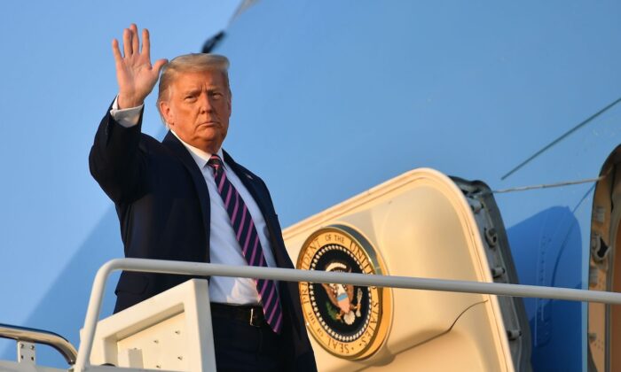 El presidente Donald Trump aborda el Air Force One en la Base Conjunta Andrews en Maryland el 22 de septiembre de 2020. (Mandel Ngan/AFP vía Getty Images)
