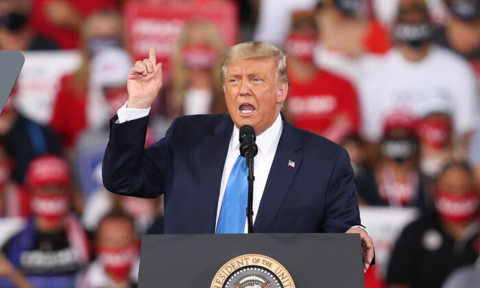 El presidente de los Estados Unidos Donald Trump habla durante su "Great American Comeback Rally" (El Gran Mitin del Retorno Estadounidense) en el aeropuerto Cecil de Jacksonville, Florida, el 24 de septiembre de 2020. (Joe Raedle/Getty Images)