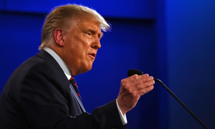 El presidente de Estados Unidos, Donald Trump, habla durante el primer debate presidencial en la Universidad Case Western Reserve y la Clínica Cleveland en Cleveland, Ohio, el 29 de septiembre de 2020. (Jim Watson/AFP vía Getty Images)