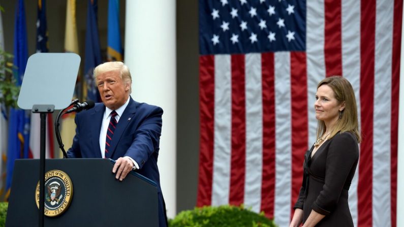 El presidente Donald Trump presenta a su nominada a la Corte Suprema de Estados Unidos, la jueza Amy Coney Barrett (dcha.), en la Rosaleda de la Casa Blanca el 26 de septiembre de 2020. (Olivier Douliery/AFP vía Getty Images)
