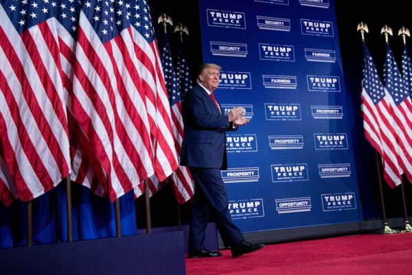El presidente Donald Trump llega a un evento para partidarios negros en el Cobb Galleria Centre de Atlanta, Georgia, el 25 de septiembre de 2020. (Brendan Smialowski/AFP vía Getty Images)