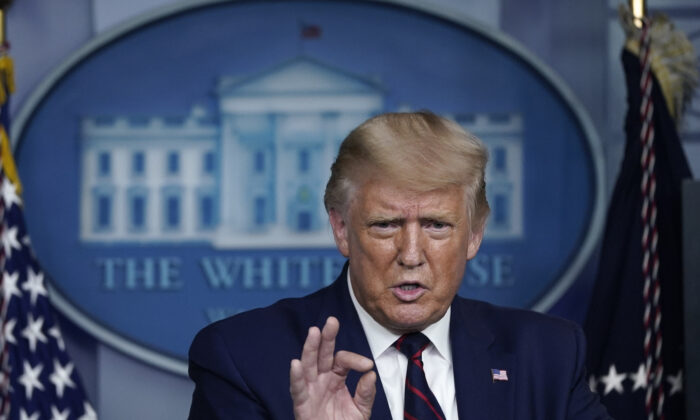 El presidente Donald Trump habla durante una conferencia de prensa en la Casa Blanca, en Washington, el 4 de septiembre de 2020. (Drew Angerer/Getty Images)
