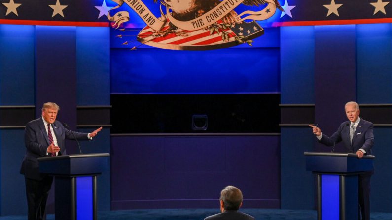 El presidente Donald Trump, a la izquierda, y el candidato presidencial demócrata Joe Biden, debaten en la Case Western Reserve University en Cleveland, Ohio, el 29 de septiembre de 2020. (Jim Watson/AFP a través de Getty Images)