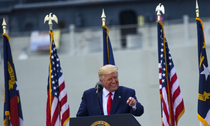 El presidente Donald Trump habla ante una pequeña multitud frente al USS North Carolina en Wilmington, Carolina del Norte, el 2 de septiembre de 2020. (Melissa Sue Gerrits/Getty Images).