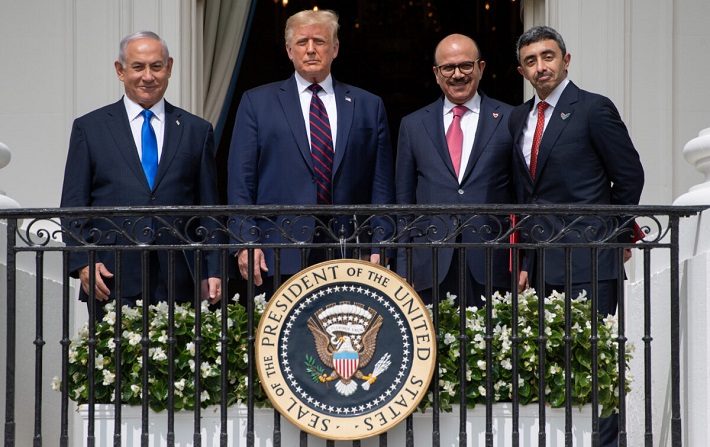 (De izquierda a derecha) El primer ministro israelí Benjamin Netanyahu, el residente de Estados Unidos Donald Trump, el ministro de Relaciones Exteriores de Baréin Abdullatif al-Zayani y el ministro de Relaciones Exteriores de los Emiratos Árabes Unidos Abdullah bin Zayed Al-Nahyan posan desde el Balcón Truman de la Casa Blanca después de haber participado en la firma de los Acuerdos de Abraham, en los que los países de Baréin y los Emiratos Árabes Unidos reconocen a Israel, en Washington el 15 de septiembre de 2020. (Saul Loeb/AFP vía Getty Images)
