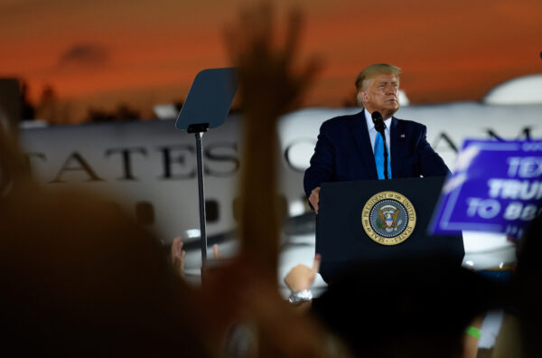 El presidente Donald Trump habla a sus partidarios en un mitin de campaña en el Aeropuerto Regional Arnold Palmer, en Latrobe, Penn. el 3 de septiembre de 2020. (Jeff Swensen/Getty Images)