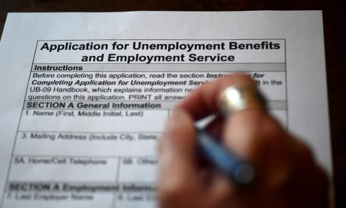 Solicitud para el subsidio de desempleo en Arlington, Virginia, el 16 de abril de 2020. (Olivier Douliery/AFP vía Getty Images)