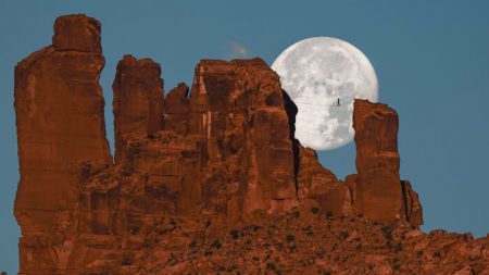 Increíble sesión de fotos muestra a un hombre que parece caminar sobre la luna del desierto de Utah