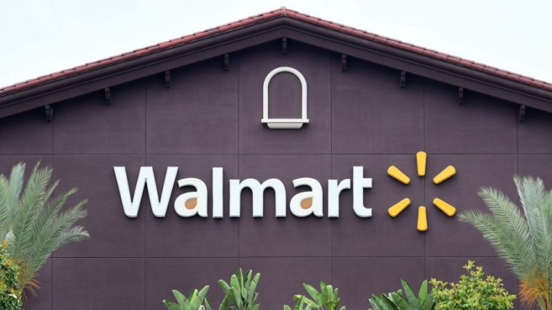 El logotipo de una tienda Walmart se ve en el edificio de un Walmart Supercenter en Rosemead, California (EE.UU.), el 23 de mayo de 2019. (Frederic J. Brown/AFP vía Getty Images)