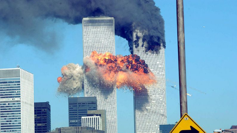 Una explosión sacude el World Trade Center en Nueva York después de ser impactado por dos aviones el 11 de septiembre de 2001. (Spencer Platt/Getty Images)
